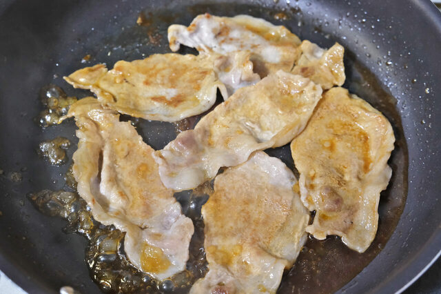 アヲハタ Spoon Free りんごを使った「りんごのポークソテー」2．お肉が焼けたらアヲハタ Spoon Free りんごとしょうゆを加えて煮詰めていきます