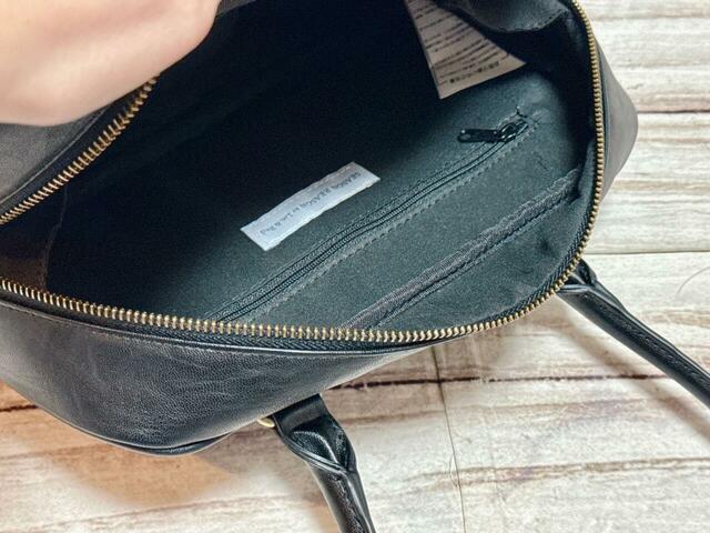 内側にはファスナー付きポケットが1つついています