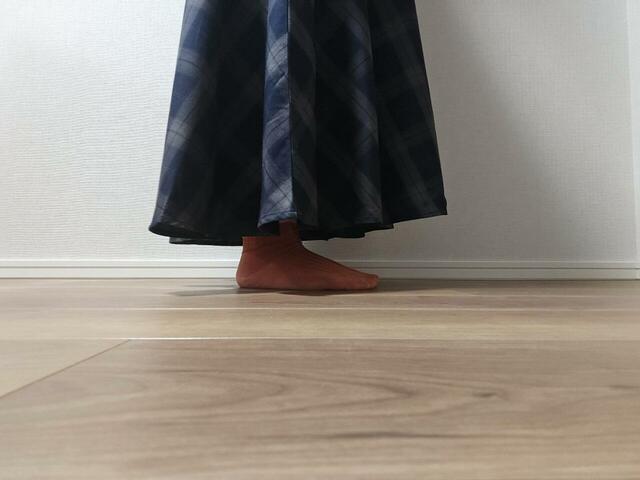 【coca　チェックキャミワンピース】身長153cm・Mサイズ着用。裾はくるぶしから約1cmほど上のあたりです