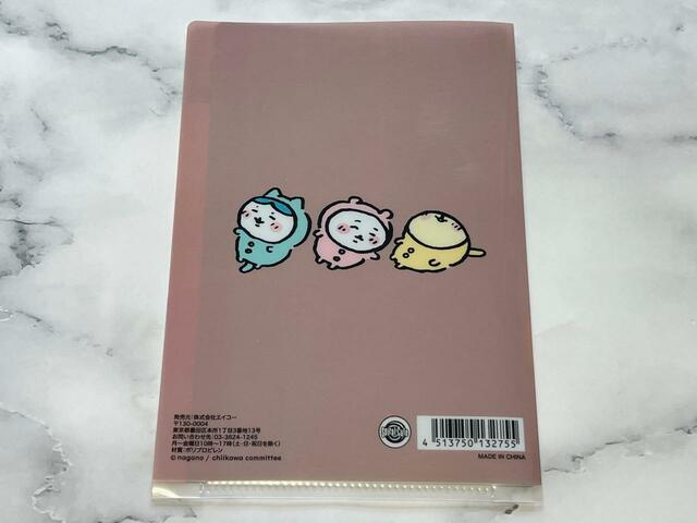 裏面は眠っている3人のイラスト。バブみがあってかわいい…！