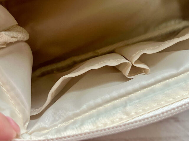 バック側は横幅をちょうど半分にしたポケットが2つ