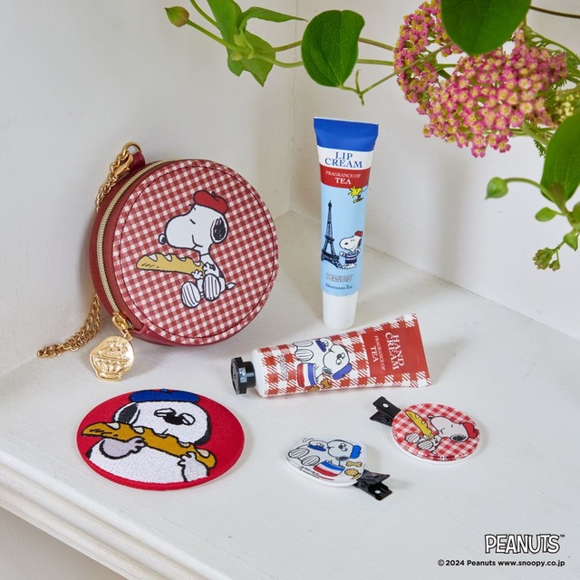 【PEANUTS×Afternoon Tea「PEANUTS in Paris」】ミニマルチケース ¥2,420、刺繍ミラー ¥770、ハンドクリームリップセット ¥1,430、メイク用マエガミクリップセット ¥990