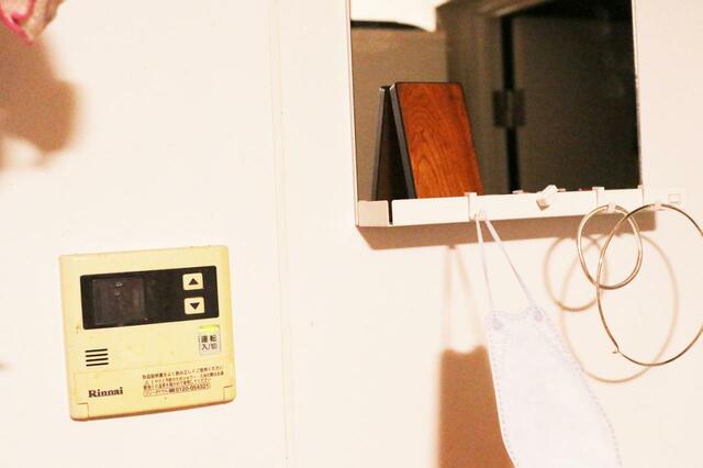 【山崎実業Tower マグネット ミラー&収納ラック】急な来客時のメイク直しも楽々