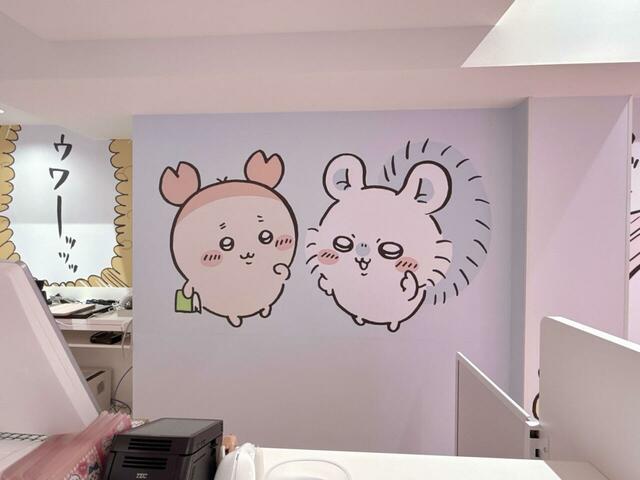 ちいかわらんどといえば、レジ奥やレジ下、床の装飾まで凝っていることでおなじみ。こちらはレジ背面の装飾♪