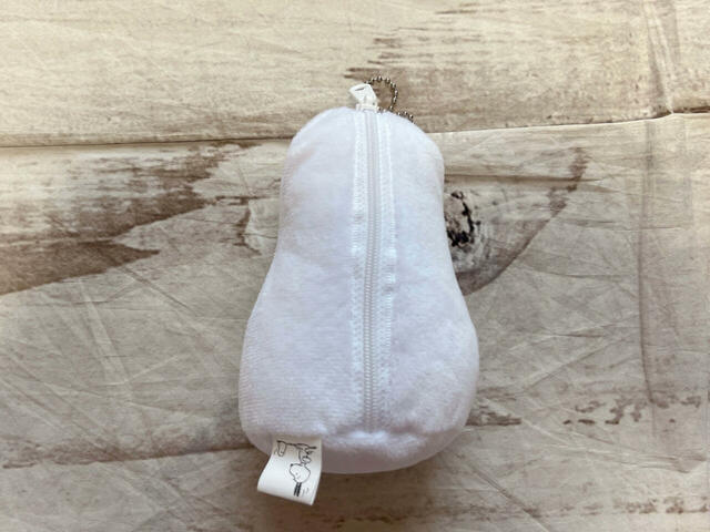 背面にファスナー付き