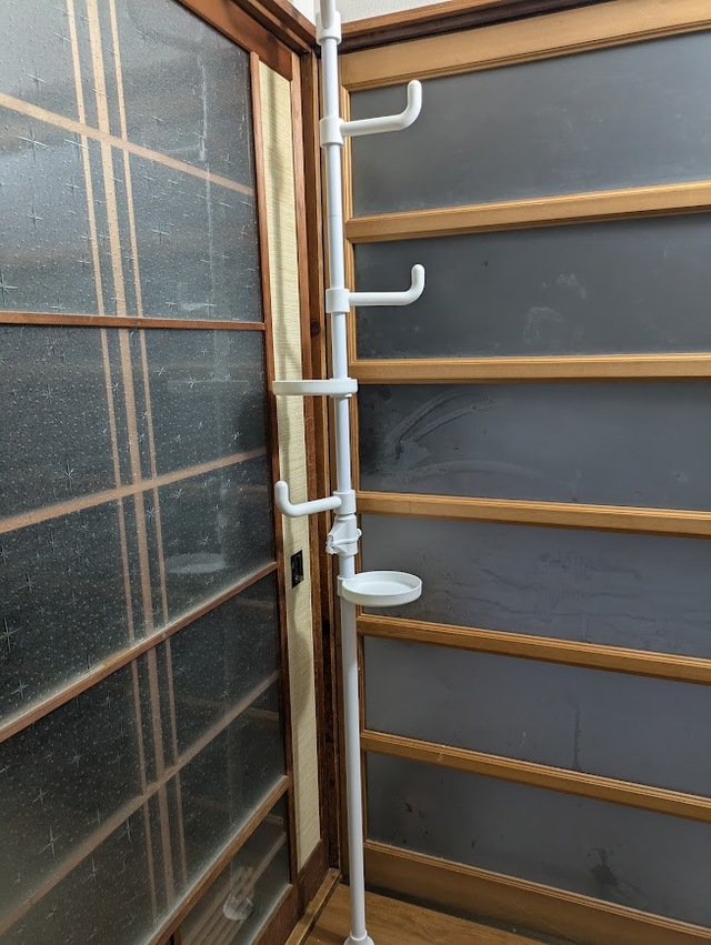 【ニトリ ワンタッチ式 突っ張りポールハンガー トレイ付き】サイズは幅32×奥行32×高さ190～260cm。カラーはホワイトとブラックがあります