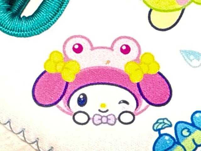 人気のサンリオキャラクターたちが勢ぞろい。マイメロはピンクのカエルに扮しています