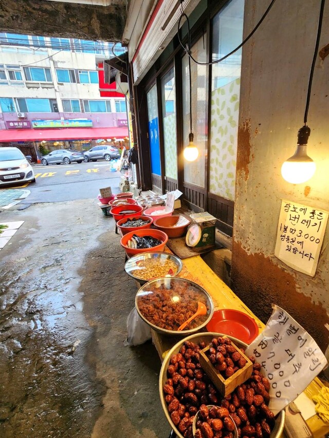 弘済駅、仁王市場の北側の路地