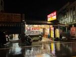 【台湾食べ歩きの旅 #10】土砂降りの中、暗い夜道に浮かび上がるようにたたずむ『阿娟黒白切』