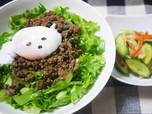 完成! シャキシャキレタスと味付けそぼろ、温たまが絶妙のハーモニー♪
