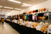 ぬいぐるみやウィッグを大量に展示