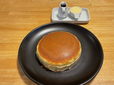 【ホットケーキパーラーフルフル赤坂店】スタンダードなホットケーキ。１枚もオーダーできる。バターとシロップが付いて450円