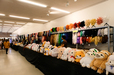 ぬいぐるみやウィッグを大量に展示