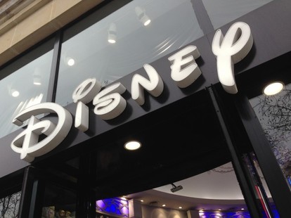 海外ディズニー】凱旋門から歩いてすぐ! フランス旅行でディズニーを