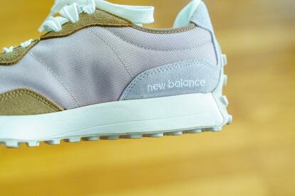 ひあ 何を履いたらいいかわからないとき、ついニューバランスの「327」を