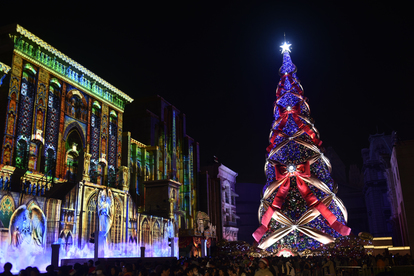 USJクリスマス】“世界一のツリー”が美しすぎる! ギネス認定の“きらめき