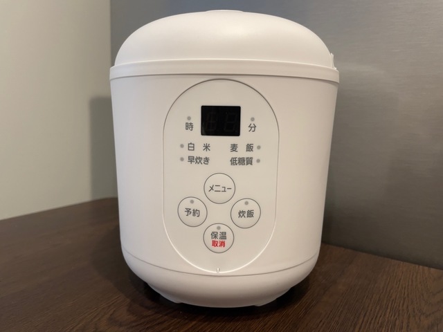 【アイリスオーヤマ ジャー炊飯器 1.5合 RC-MF15-W ホワイト】コンパクトでスタイリッシュな見た目です