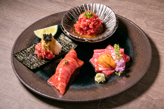 生肉:毛蟹と赤身の手巻き キャビア添え・牛刺身 雲丹醤油添え・霜降りの炙り握り・うしごろユッケ