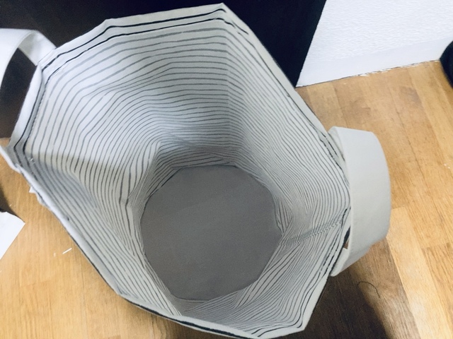 【イケア KLUNKA クルンカ】内側が樹脂コーティングされているので、濡れ洗濯物も入れておけます