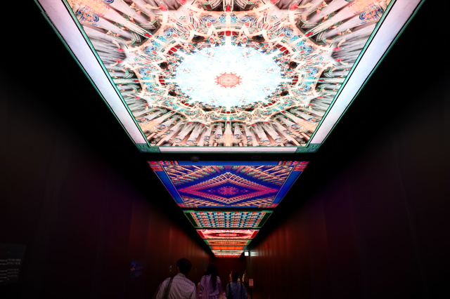 ロッテワールドタワーの地下2階エレベーターに向かう通路を彩るカラフルなアートが気分を高揚させてくれる