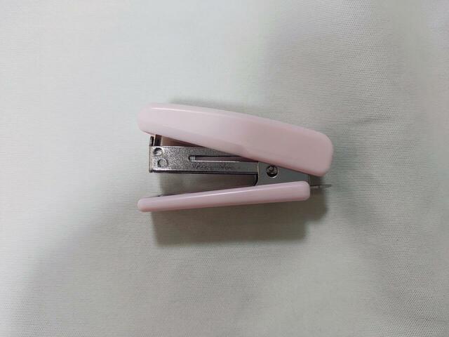 ステープラーは淡いピンクのミニサイズ