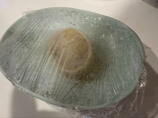 【ロピア 韓国王マンドゥ 肉の王様】皮から水分がじゅわっと染み出して、ラップとお皿に湯気の水滴がびっしり◎