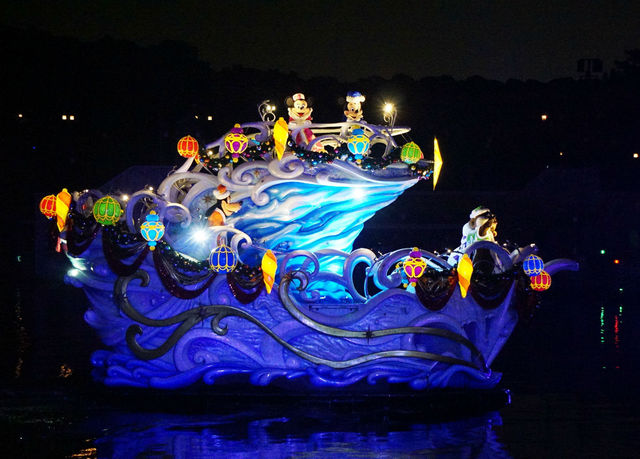 カラー・オブ・クリスマス　キャラクター達が乗る船