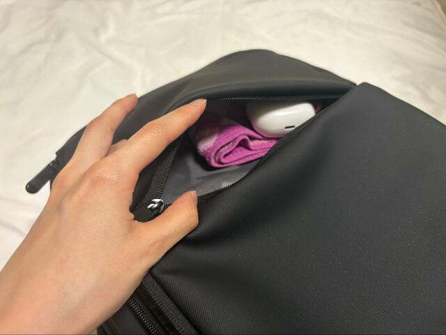 【3COINS  4パーテーション2WAYリュック／MENS】頻繁に出し入れするイヤホンやミニタオルは、一番外側のポケットに収納しました◎