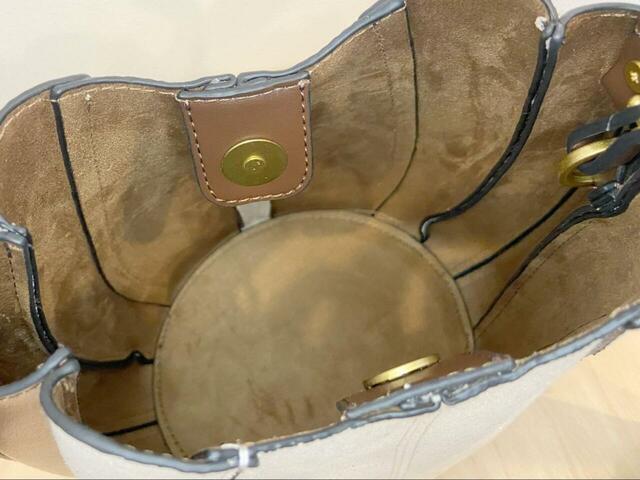 【ZARA ステッチ入りバケットバッグ】サイズは高さ18×幅24×マチ13.5cm。コンパクトながら収納力があります◎