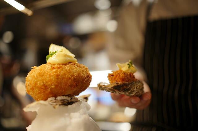 「“どう考えてもデカすぎる”の牡蠣フライ イメージ」＜880円 [税込968円]＞【“どう考えてもデカすぎる”牡蠣フライ】