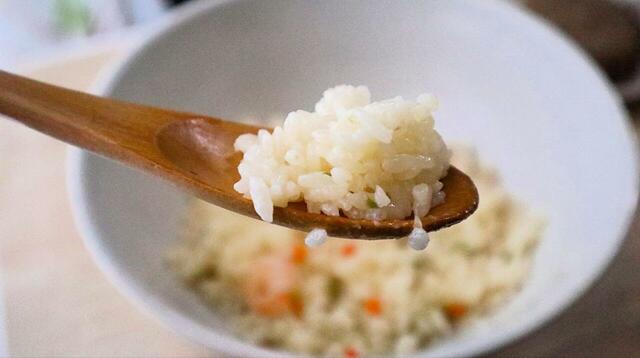 【ローソンストア100  えびピラフ（200g）】冷めてもずっとつやがあってもちもちの仕上がりでした！