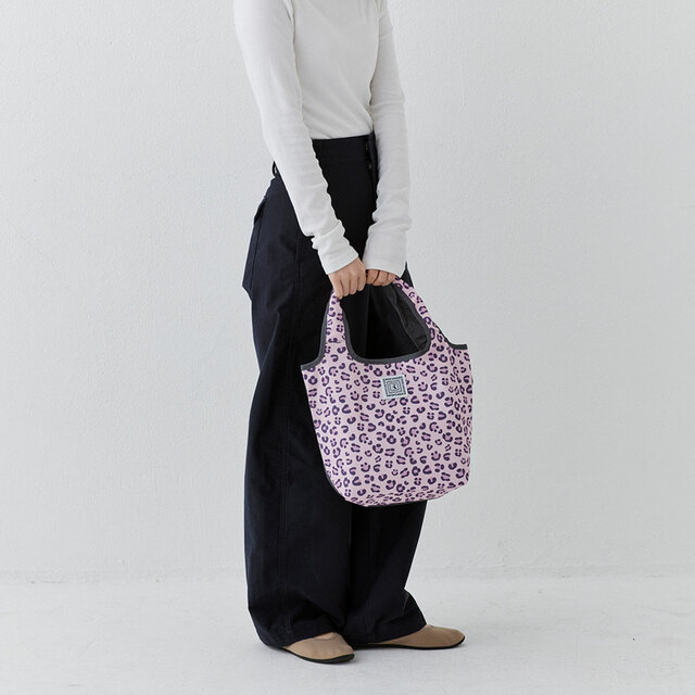 【紀ノ国屋 まとまる保冷バッグS】サイズは約タテ25×ヨコ22×マチ12cm。内側には保冷剤を収納できるメッシュポケットも付いています◎