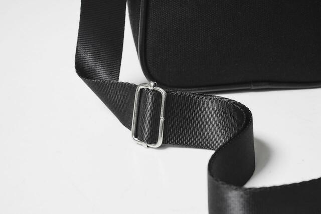 【BAYFLOWショルダーバッグ（ブラック）】太めのベルト