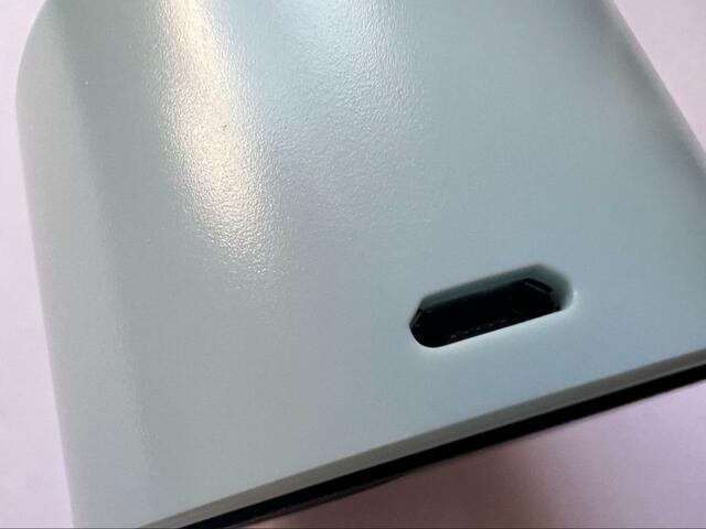 【Francfranc フレ ハンディファン】充電ケーブルは横に挿す