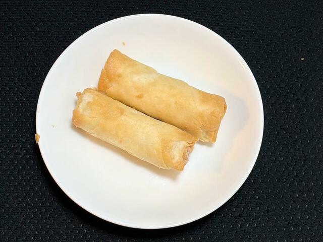 【ドン・キホーテ　冷凍春巻き】レンジで温める前の状態です