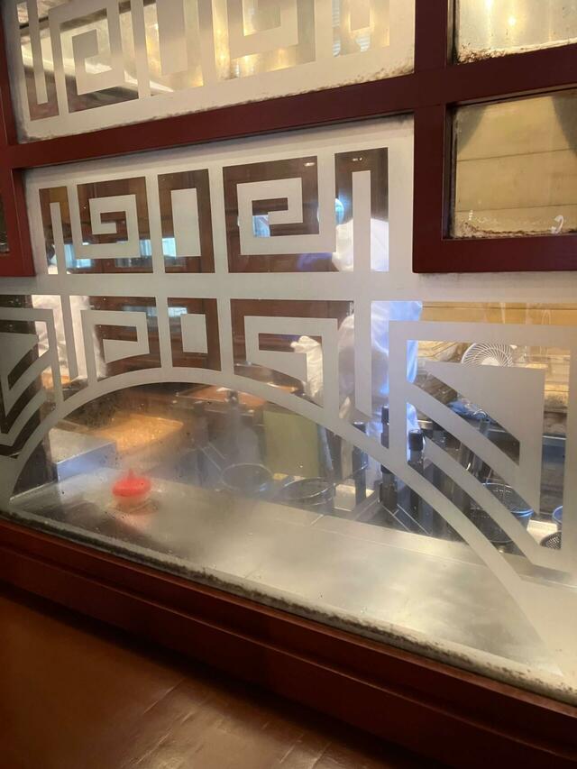 曇りガラス越しで麺がゆでられていくのも、食欲を煽ります。【東京ディズニーランドで見つけたメガグルメ】