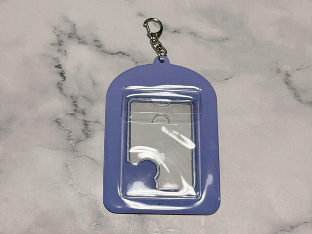 【パペットスンスン×サンキューマート／カードホルダー】背面のポケットでカードなどの出し入れが可能です