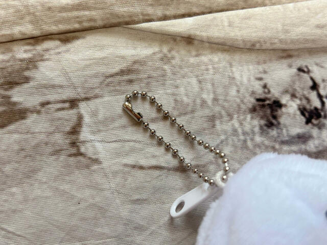 ボールチェーン付きなのでバッグなどにつけられます
