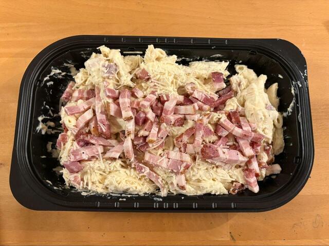 【コストコ カルボナーラパスタ】厚切りベーコンとパルメザンチーズのコクが口いっぱいに広がり、もちもちのペンネとの相性も抜群です!