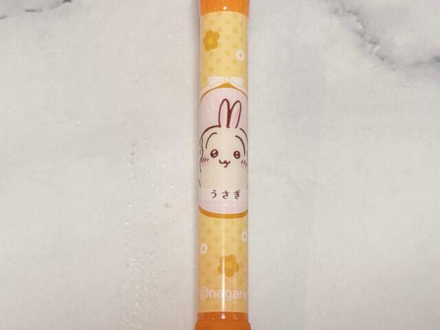 【ちいかわ ボールペン(黒)】うさぎはイエローとオレンジカラー♪