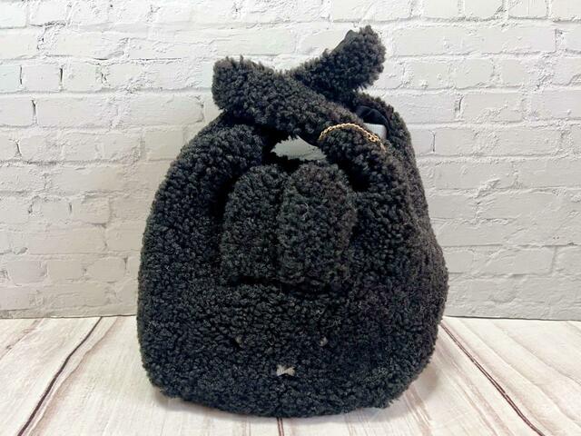 ものを入れるとミッフィーの立体的なお耳が強調されてさらにかわいさアップ！