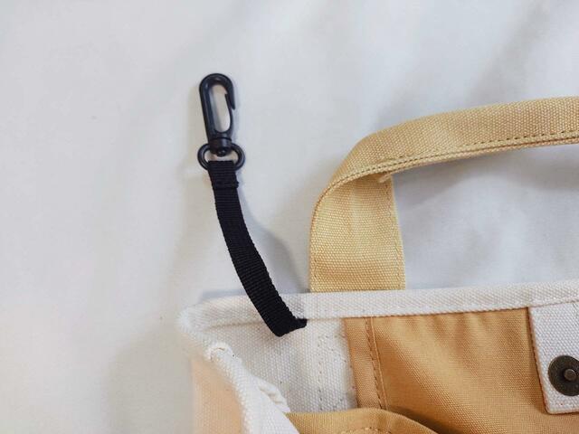 鍵やキーホルダーをつけられるフック