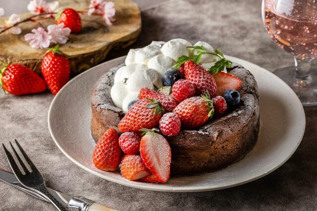 「ガトーショコラ＋苺」＜期間：2026年2月25日～＞【フレッシュ苺＆苺スイーツ、本格イタリアンが食べ放題！「XEX」4店舗で贅沢ランチブッフェ順次スタート！】