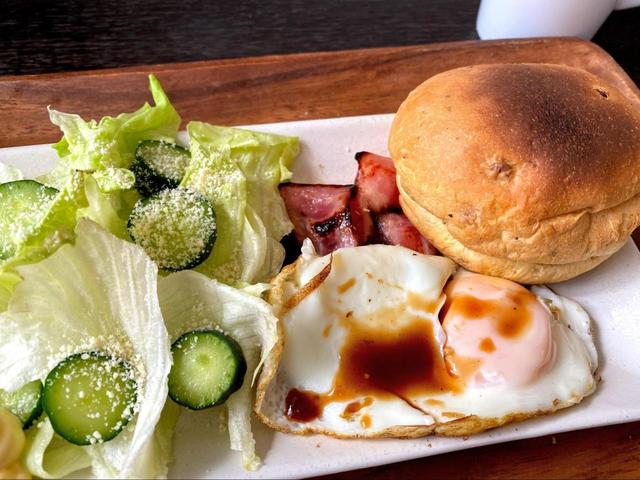 【シャトレーゼ　糖質82％カットのテーブルパンベーコンペッパー6個入り】朝食にぴったりです