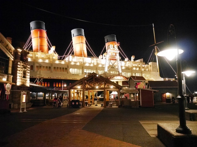 暗闇に浮かぶSSコロンビア号。©Disney