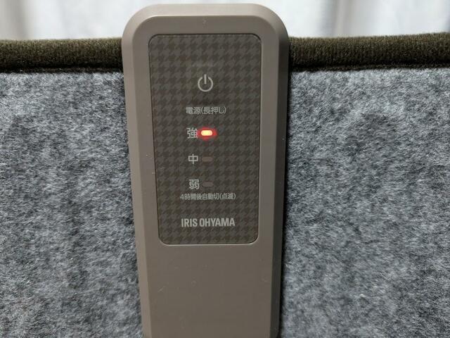 【アイリスオーヤマ ぐるポカパネルヒーター】強モードは赤ランプが点灯します