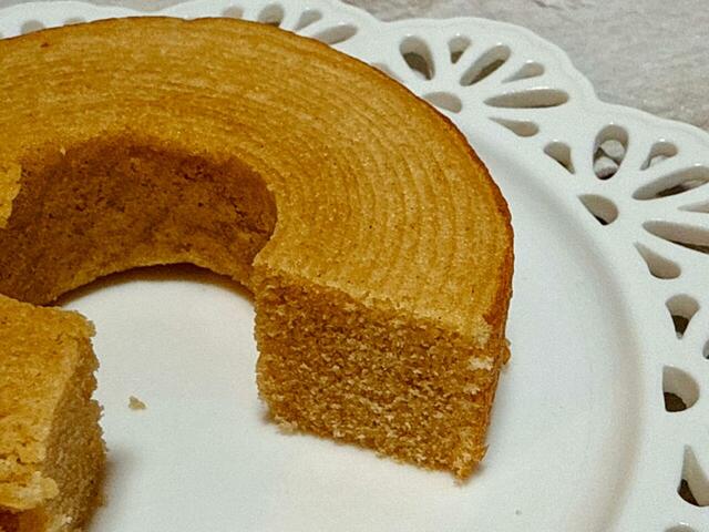 【カルディ りんごバッグ／アップル＆シナモンバウム】断面は密度がしっかりあり、しっとりとした口当たり。ほんのり香るシナモンがアクセント♪