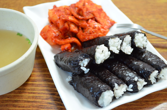 『南浦忠武キムパッ』の忠武キムパッは1人前5000ウォン。忠武は統営の旧地名だ