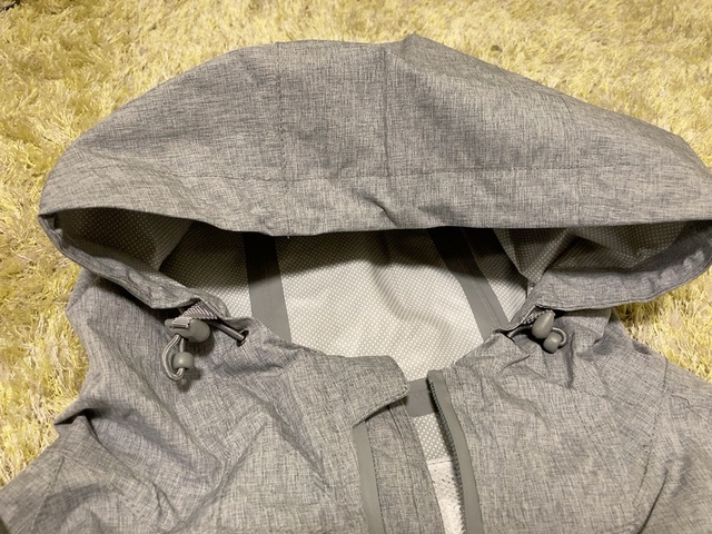 【ワークマン レディース高撥水フーデッドロングレイン】フードの口を絞れば、雨風が入り込みにくい