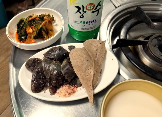 つきだしでスンデ（腸詰）が出るところが「ジンミネ」の気前のよさを物語る